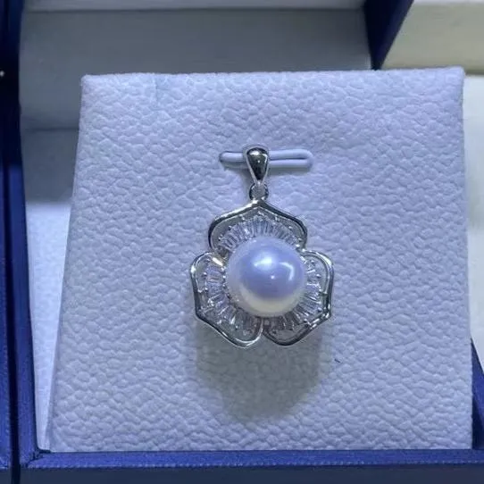 10-11mm Edison Pearl Floral Pendant Necklace
