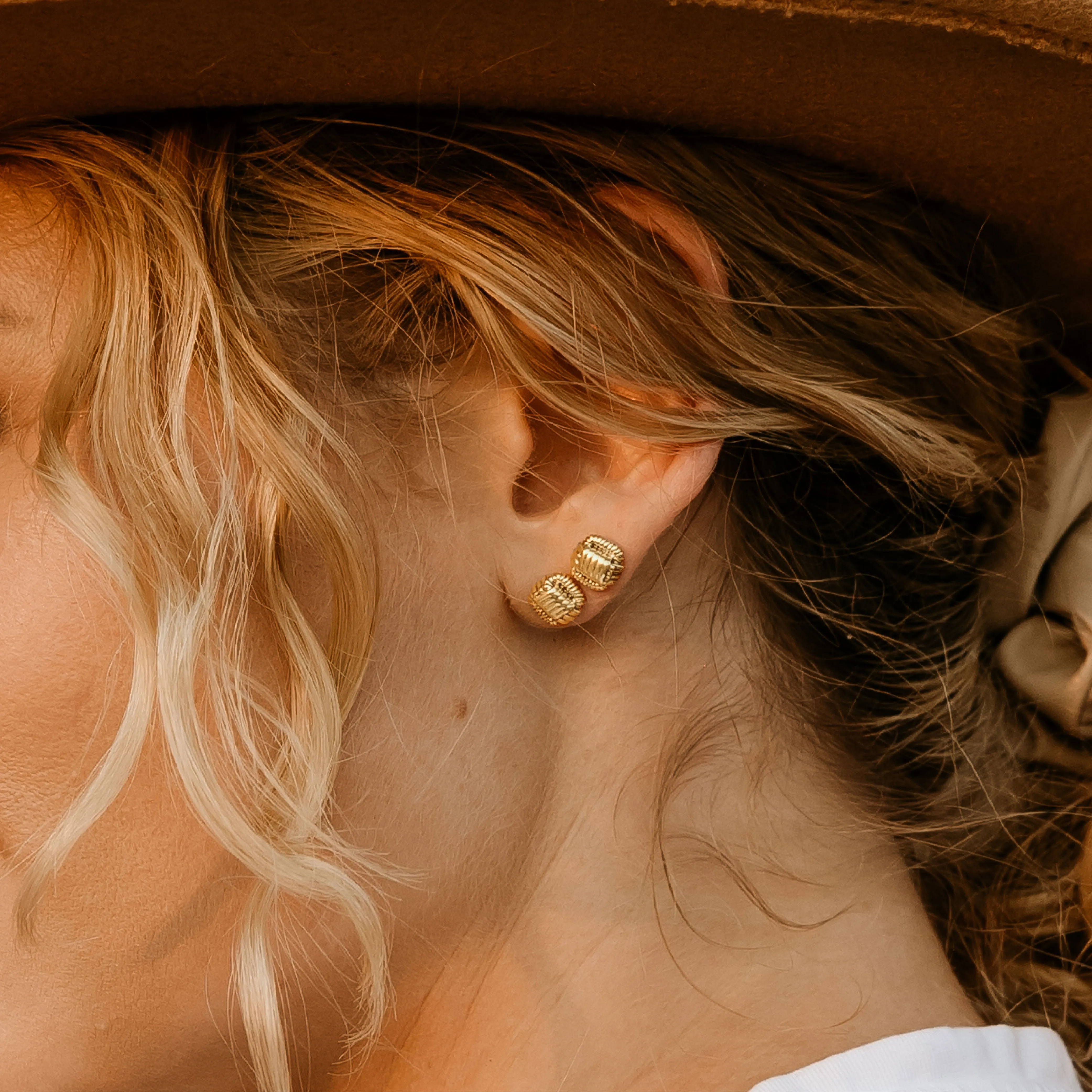 Elephant Hair Stud Earrings in 18ct Gold